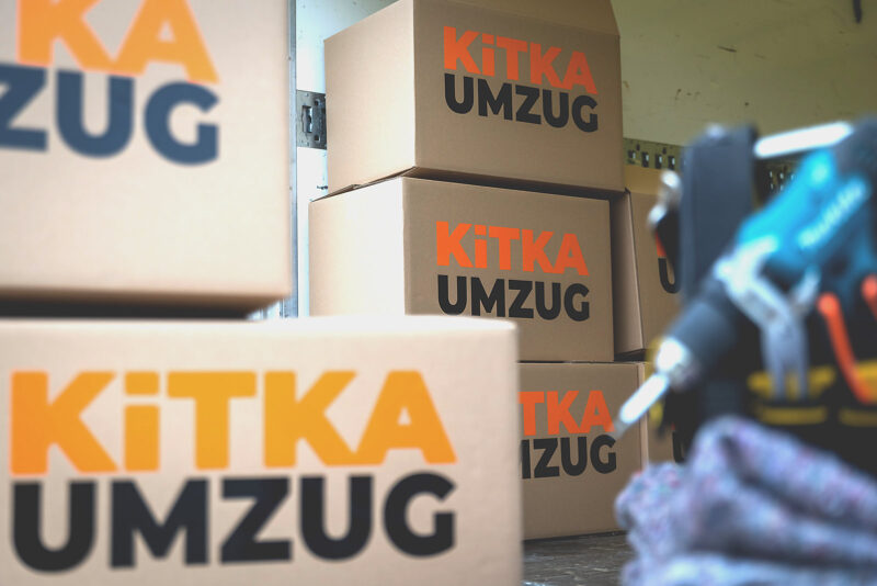 Beladener Laderaum mit Umzugskartons und Decken nach einer Räumung in Salzburg