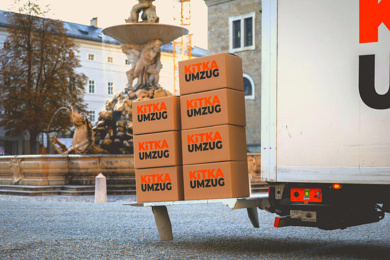 Gestapelte Umzugskartons von KITKA auf der Hebebühne des Umzugswagens in Salzburg